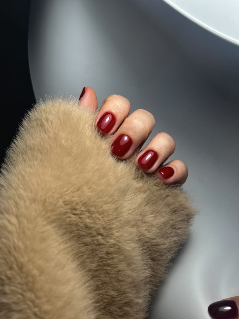 Mise en beauté des ongles en gel sur base naturelle