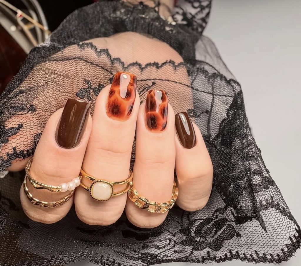 main avec ongles préparés avec un rallongement gel et une mise en beauté avec une french manucure rose