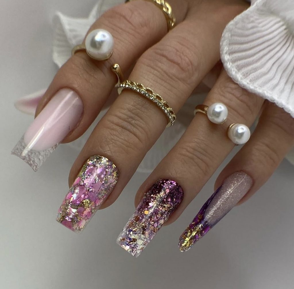 Main mise en beauté, nail art, avec différentes forme s d'ongles en gel, vernis rose et paillettes